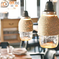 DIY環保氣息<br>餐廳部分燈飾是自家DIY，用玻璃瓶加上麻繩做成，成為獨特風格。