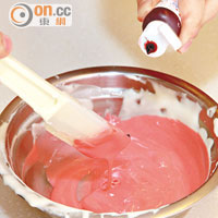 Step 3. 糖霜粉與水混合，並攪至糊狀，加入適量的食用色素，調配出心水色調。