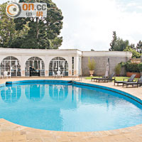 雖然只有10多間客房，但也設有露天泳池。