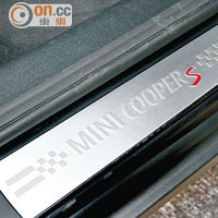 門檻配上MINI Cooper S字樣，盡顯特別的車型。