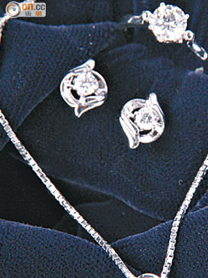 美鑽吊墜，Forevermark美鑽由0.18卡起，約$6,800起<br>美鑽戒指，Forevermark美鑽由0.2卡起，約$8,400起<br>美鑽耳環，Forevermark美鑽由0.2卡起，約$14,100起