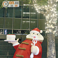 Midtown商場周邊有不同造型的聖誕老人，為遊人製造一個個影相位。