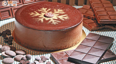 Triple Chocolate  $380<br>64%可可成分的Valrhona製成黑朱古力慕絲和朱古力蛋糕，再加入脆脆，蛋糕味道濃郁之餘又不會太甜。