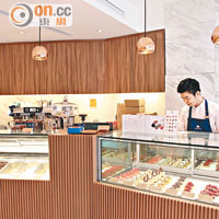餅店內裝設計簡潔，還有小量位置可讓客人慢歎朱古力或咖啡。