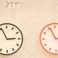 Tempo Clock<br>日本知名設計師深澤直人設計，簡單的圓形配襯黑色或橙色，再利用立體浮雕凸顯視覺效果，讓時鐘成為家居的素雅點綴。$1,100/個