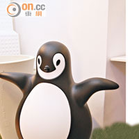 Pingy<br>由芬蘭設計師Eero Aarnio打造的企鵝不倒翁，造型可愛，足以為居室添加生活情趣。$2,700