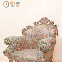 Proust Low Chair<br>意國設計師Alessandro Mendini之作，2011年推出改造版，以線形低密度聚乙烯製造，並利用人手「點畫」上色技術，在椅上畫滿無數小點，營造巴洛克式浪漫。$16,000