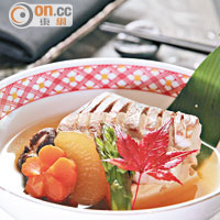 鰯魚高湯北海道花魚煮<br>新鮮花魚浸泡於以鰯魚、昆布、清酒混成的高湯之中，讓花魚帶微鹹又不失清甜。