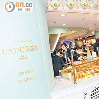 新店設杏仁小圓餅的專櫃，可以堂食也可以外賣。