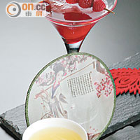（前）Hou Yi、（後）Chang'E $90/各<br> Hou Yi用歷史悠久的蟠桃果製成，酸甜開胃；Chang'E則用Raspberry、Vodka和Cranberry等調配出鮮紅瓊漿，一如美麗的嫦娥。