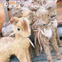 由稻草和木頭製成的公仔，有鹿及雪車，聖誕氣氛滿載，售價PLN 100起（約HK$255）