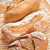 Filone Marchigiano(上) $22<br>Ciabatta(中) $22<br>Bramata Capperi e Semi di Girasole(下) $40<br>每款麵包皆外皮香脆，撕開會聽到卜卜脆的聲音，天然酵母令麵包口感軟熟。