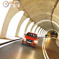 RS Q3駕控靈活<br>除了非一般路況，路程中更會進入隧道轟一轉。