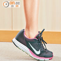 動作4.<br>雙腿腳踭提高，幫助小腿肌肉收縮，維持動作約3秒，重複做10次。