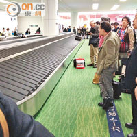 大多日本旅人都懂得跟行李帶站開點讓人通行。