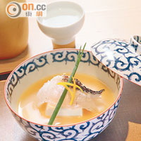 京都鱲魚湯<br>鱲魚先去骨熬1天以上成濃甜湯底，才放入香滑的京都豆腐，簡單卻盡顯真味。