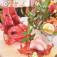 （前）銀鱈魚 、 （左）紅蝦、（右） 赤貝刺身$680<br>來自北海道的銀鱈魚肥美甘甜，西班牙紅蝦不像牡丹蝦彈牙，口感比較腍，但甜度十足，還有爽甜赤貝。