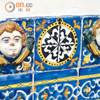 牆身的瓷磚也是充滿天使及聖人的浮雕，非常精緻。