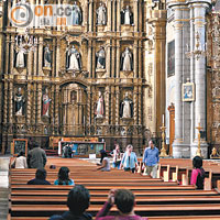 聖多明哥教堂內，其中一面高牆放置了聖方濟等聖人的塑像，為主聖堂的焦點。