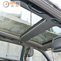 採用兩幅式天窗天幕設計，令車廂開揚度大增。