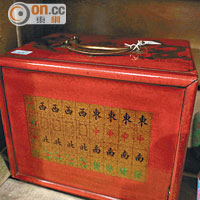 連這古色古香的麻雀盒也可以找到，認真驚喜，￡45（約HK$540)。