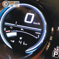 錶板採用全電子顯示屏，行車資料清晰易讀。