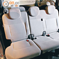八座客車版本的三排座椅提供舒適的乘坐空間。