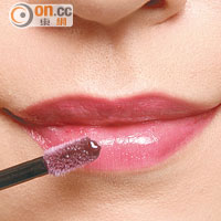 vi 最後在嘴唇塗搽粉紅色唇膏，然後加層紫色唇彩於唇部中央，增加立體感。