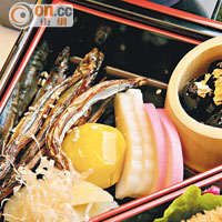 烤鯛魚在日文中諧音吉祥如意，與祝願兒孫滿地的喜知次和魚子、保祐身體健康的黑豆、祈求發財和豐收的栗子放在一起。