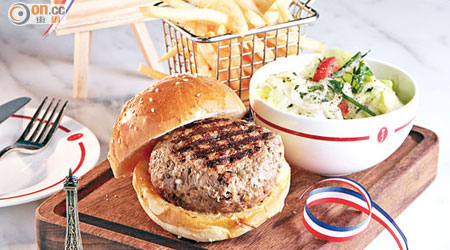 Steak Tartare Burger（需另加$85）<br>漢堡包是自家製，鬆軟帶彈性，另配沙律和薯條，牛扒他他炮製成漢堡扒，牛味濃郁又不膩。