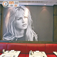 整幅牆上用Brigitte Bardot的黑色相片裝飾，凸顯型格味道。