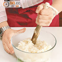 做法︰<br>洗糯米和米後以水浸至少1小時後，煮至全熟，再舂至半碎，冷卻待用。