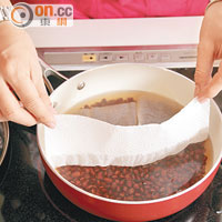 紅豆洗淨以慢火煮約10分鐘去除苦澀味，隔水後加入清水以慢火至中火煮45至60分鐘至能用手掐碎即可，過程中不時加水，避免水量少於紅豆。