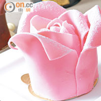 3D蛋糕雖然出現多年，但精緻小巧的3D蛋糕卻極考功夫，這款玫瑰花蛋糕正是Tony的得意之作。
