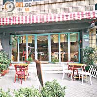 Cafe門前設有小庭園，讓你邊喝茶邊遠眺公園景致。