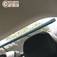 後車窗設有電動遮光簾，可擋陽光又可增加私隱度。