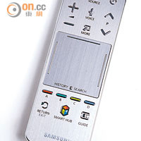 Smart Touch遙控器具備觸控區及收音咪，操作上網極方便。