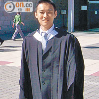趙震宇畢業於RGU藥劑課程，先後在英國及本港執業。