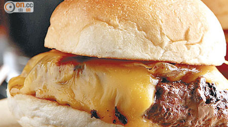 Smokey Monroe $122/3件<br>牛肉漢堡遇上煙熏芝士、煙肉及BBQ醬，濃香味美。