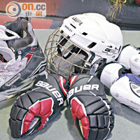 溜冰鞋、頭盔和手套是冰球最基本裝備。