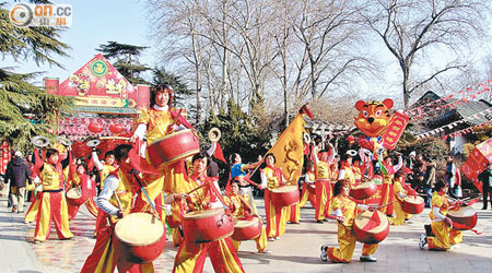 山東省新年氣氛濃，到處張燈結綵。