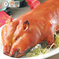 即燒脆皮乳豬全體<br>重約8斤的乳豬即燒上桌，熱辣辣之餘，肥瘦均勻，脆卜卜、香噴噴。