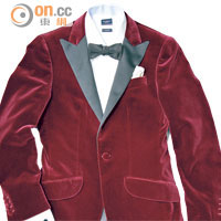 紅色絲絨西裝 $6,600、白色恤衫 $1,400、黑色煲呔 $1,100、黑色純銀袖鈕 $1,300、絲質袋巾 $420、All from Hackett London（a）