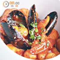 Spicy Seafood Tokbokki $128 <br>傳統炒年糕，加入了新鮮的青口、BB 八爪魚等海鮮以辣醬炒勻，微辣帶甜。 