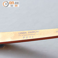 限量版眼鏡鏡臂上，刻有「LINDA FARROW × PUYI」的字樣。