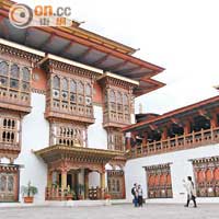 Zhabdrung Ngawang Namgyal於普那卡宗去世，其遺體被奉於Machey Lhakhang內。