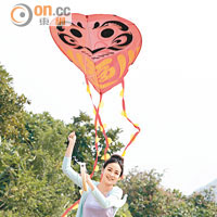 「紅福神」造型風箏尺寸有100cm高及闊。<br>售價：$120