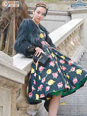 Fancier Feather黃色羽毛頭飾 $1,200、Unreal Fur黑色毛毛褸 $2,200、Christian Dior 1950's黑色花卉大傘裙 $6,900、Chanel黑色高踭鞋 $2,000、YSL 1970's黑色皮手袋 $8,000