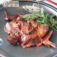 脆皮雞<br>由大廚精挑細選的新鮮黃油雞，用上海的蜜汁火腿醃至入味，風乾後去焗，皮脆肉又嫩。