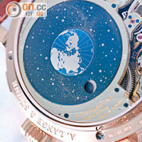 錶底軌迹月相顯示採用3個實心18K白金圓盤的月相顯示結構，並以塗層技術形成一個深藍色的表面，與過千顆輪廓分明的星星形式強烈對比。